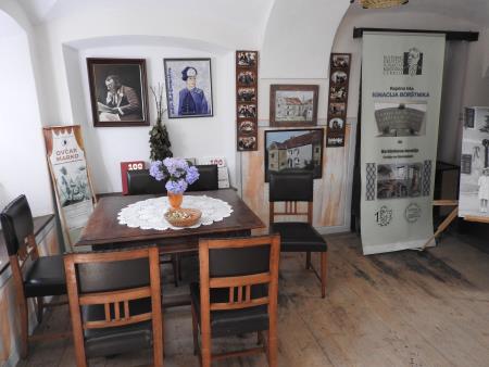 Veža Borštnikove domačije je polna zanimivih predmetov